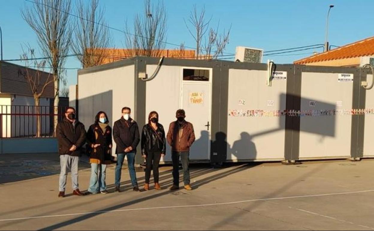 Miembros del PSOE visitando las casetas prefabricadas en el colegio d eDoñinos. 