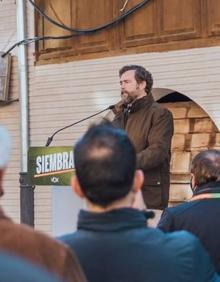 Imagen secundaria 2 - Mañueco y la consejera de Familia, Isabel Blanco, en el centro de Asprosub en Benavente. Pablo Fernández, de Unidas Podemos, en la concentración de Barcial del Barco. Iván Espinosa de los Monteros, en Toro.