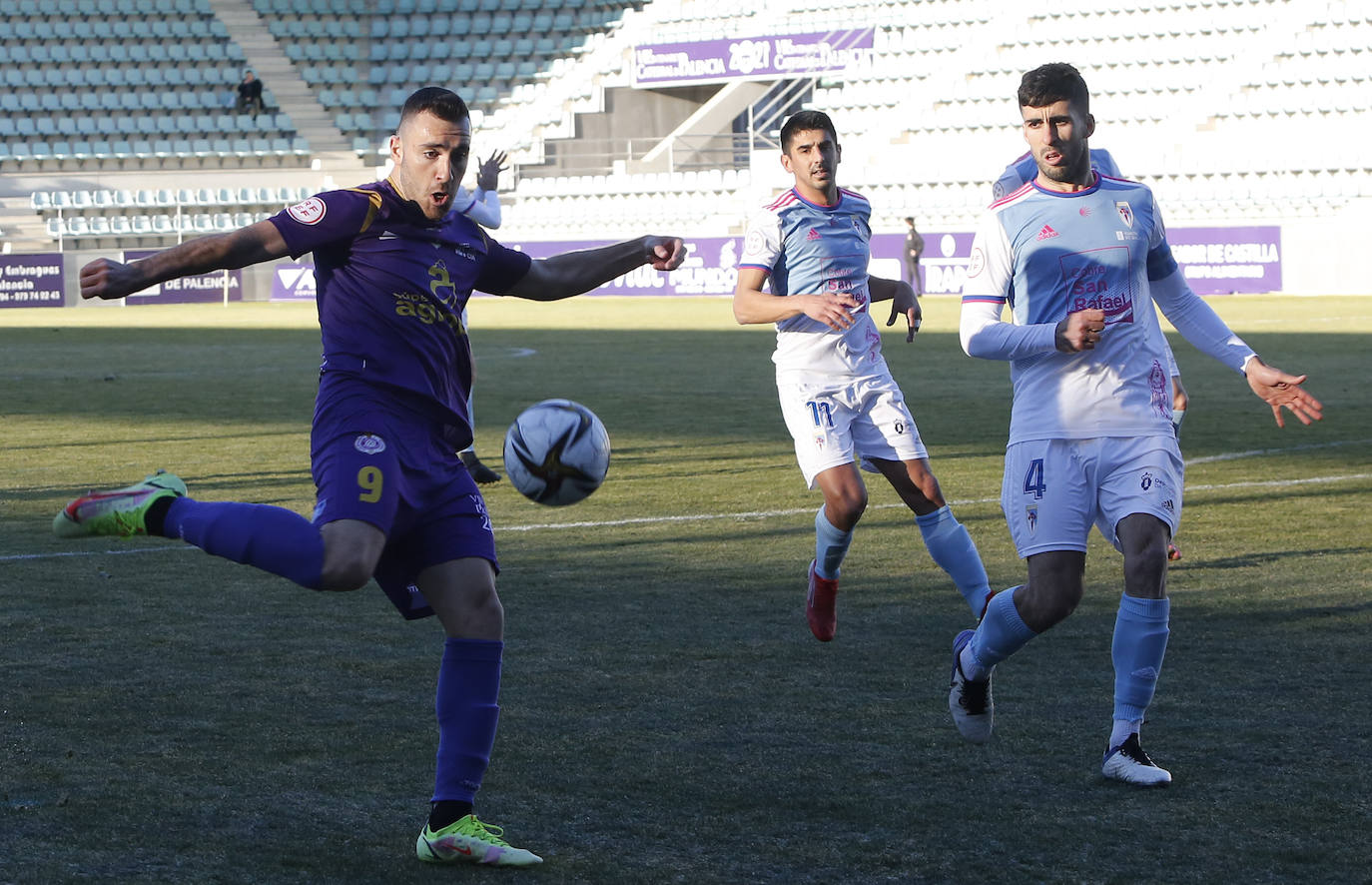 Sualdea busca el disparo en el partido de esta tarde ante el Compostela. 