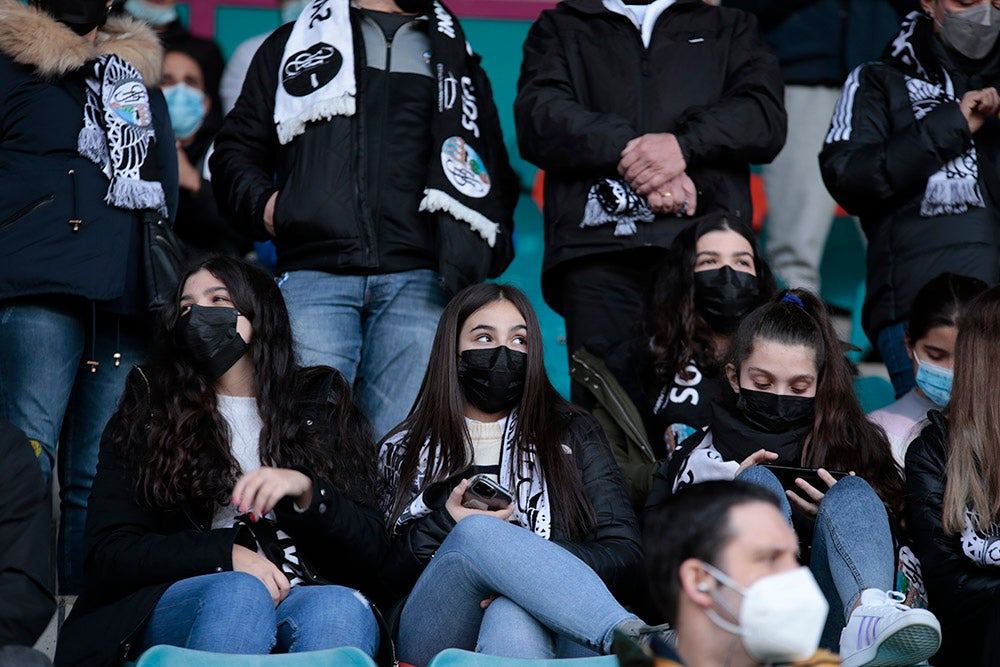 Tras un largo tiempo sin fútbol en el Helmántico, la afición charra regresaba con ilusiones renovadas. La alegría del gol de Ibán Ribeiro resultaría efímera e insuficiente para una afición que ya pide la dimisión de Antonio Calderón