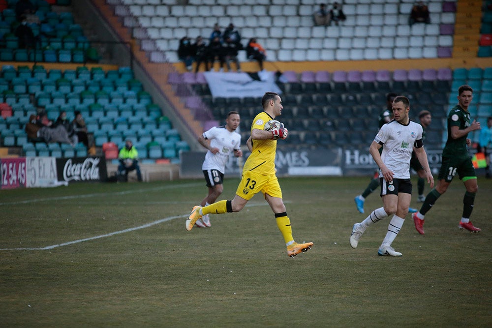 El Salamanca CF UDS, que ganaba con uno menos al Leganés B, cedió el empate en el 89 y seguirá una jornada más en posición de descenso