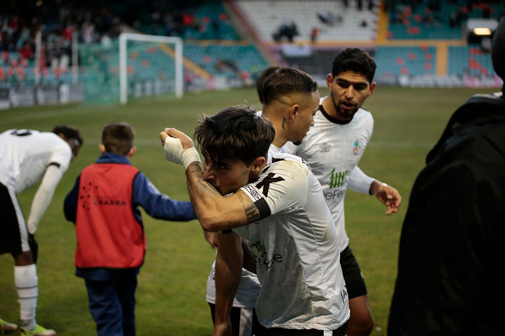 El Salamanca CF UDS, que ganaba con uno menos al Leganés B, cedió el empate en el 89 y seguirá una jornada más en posición de descenso