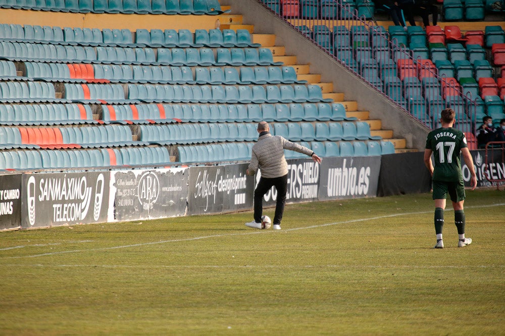 El Salamanca CF UDS, que ganaba con uno menos al Leganés B, cedió el empate en el 89 y seguirá una jornada más en posición de descenso