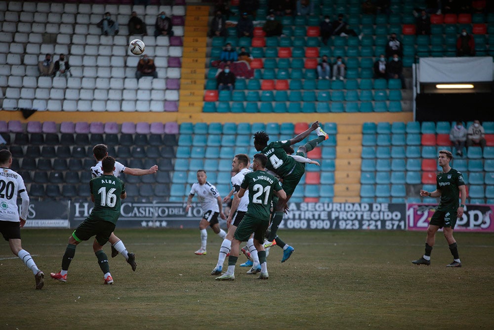 El Salamanca CF UDS, que ganaba con uno menos al Leganés B, cedió el empate en el 89 y seguirá una jornada más en posición de descenso