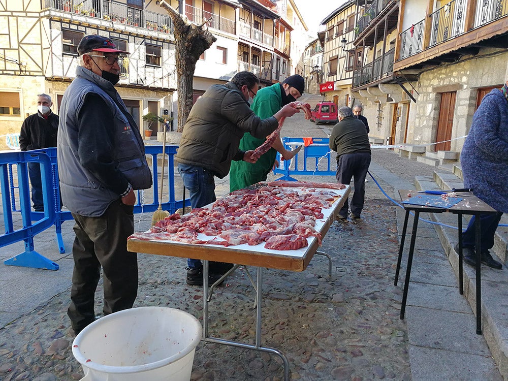 San Esteban de la Sierra disfruta de su tradicional Fiesta de la Matanza