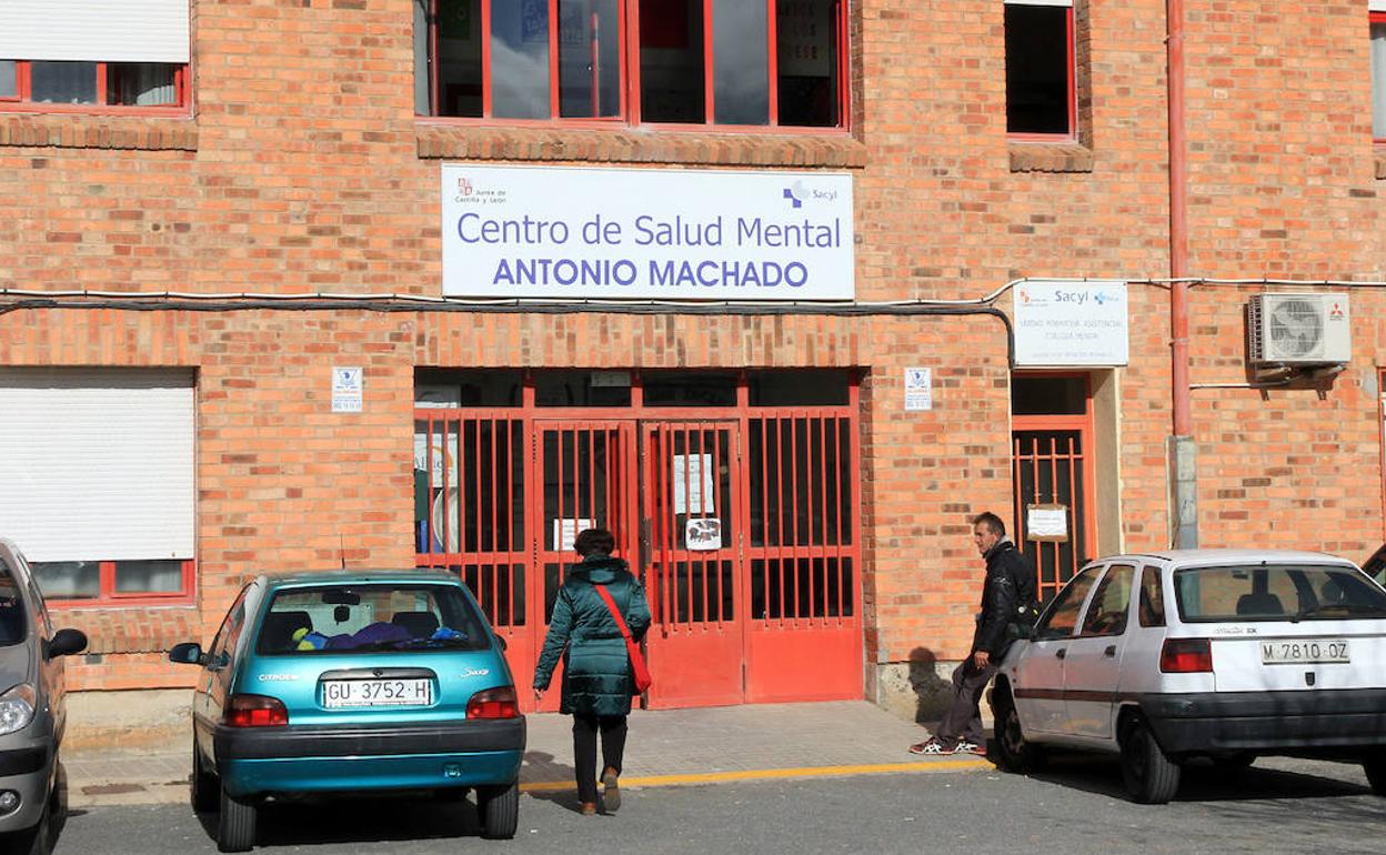 Acceso al centro Antonio Machado de Salud Mental en Segovia. 