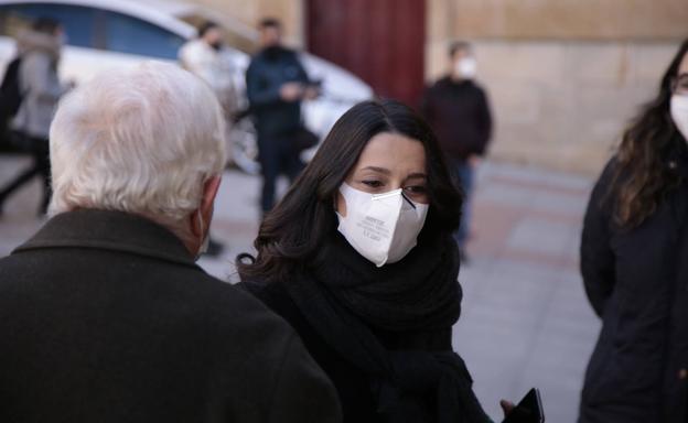 La presidenta de Ciudadanos, Inés Arrimadas, paseando por Salamanca. 