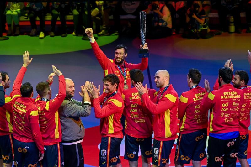 Guardiola, con el trofeo de subcampeón, recibe el aplauso del equipo