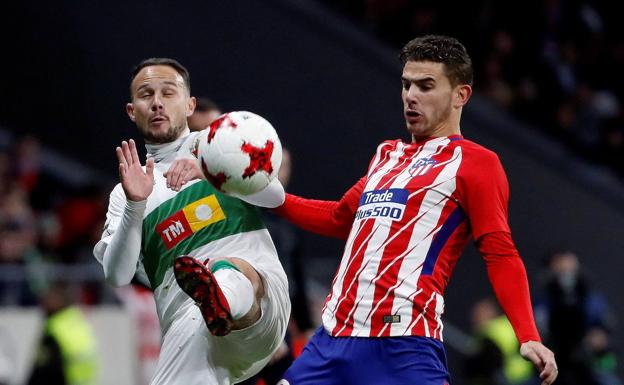 Iván Sánchez, con la camiseta del Elche en un encuentro ante el Atlético. 