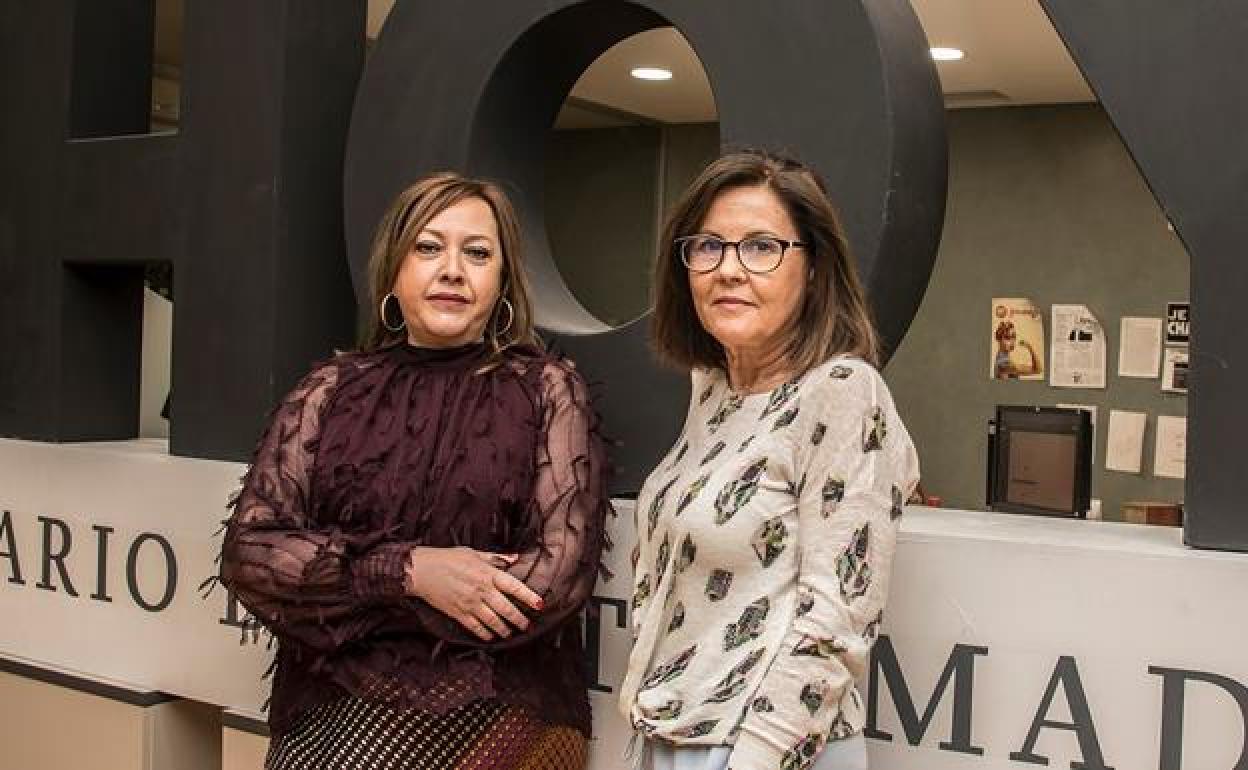 Mar Domínguez, nueva directora de HOY, y Manuela Martín, directora saliente. 