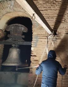 Imagen secundaria 2 - Diversos momentos de la velada en el campanario de la iglesia de Santa Eufemia.