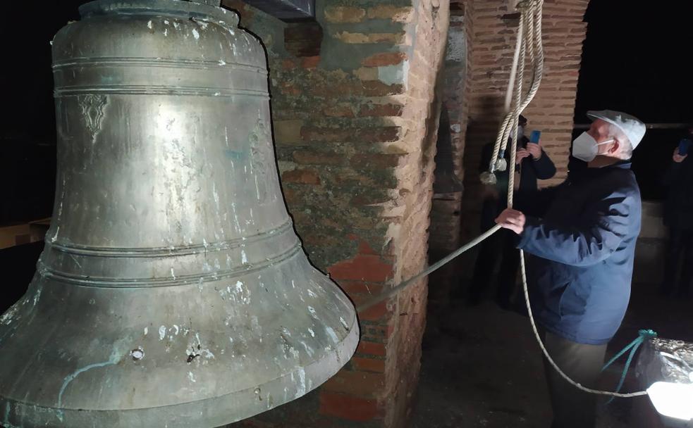 Uno de los vecinos repica las campanas para ahuyentar las tormentas.