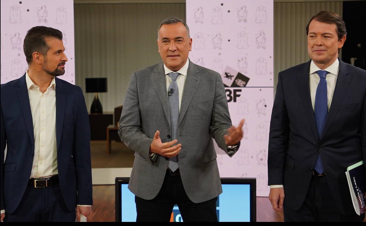 Luis Tudanca y Alfonso Fernández Mañueco miran hacia el moderdor Xabier Fortes antes de comenzar el debate. 