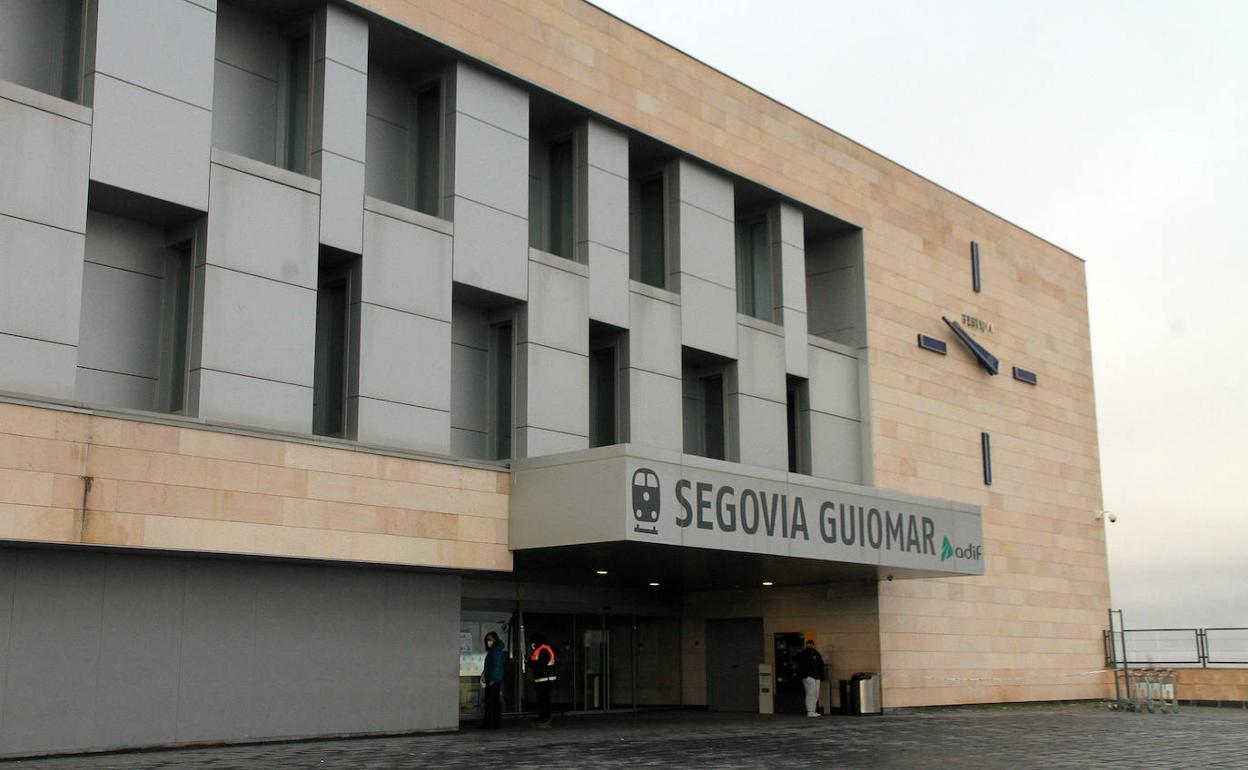 La calma volvió después de las nueve de la mañana este martes a la estación del Ave de Segovia. 