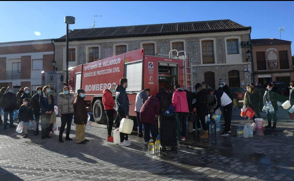 Los Bomberos ya repartieron agua potable hace un año en Portillo por una avería en la tubería. 