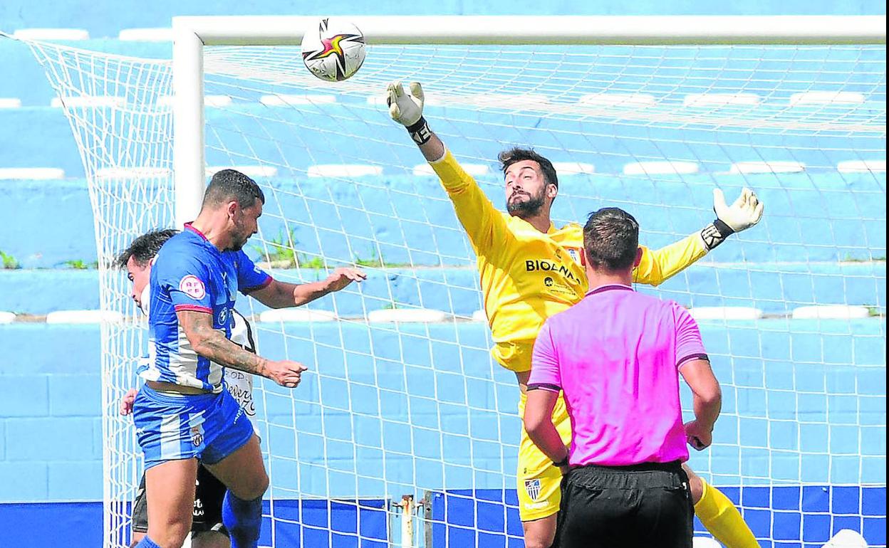 El meta gimnástico, Carmona, trata de parar un balón tras el saque de una falta en un partido de esta temporada. 