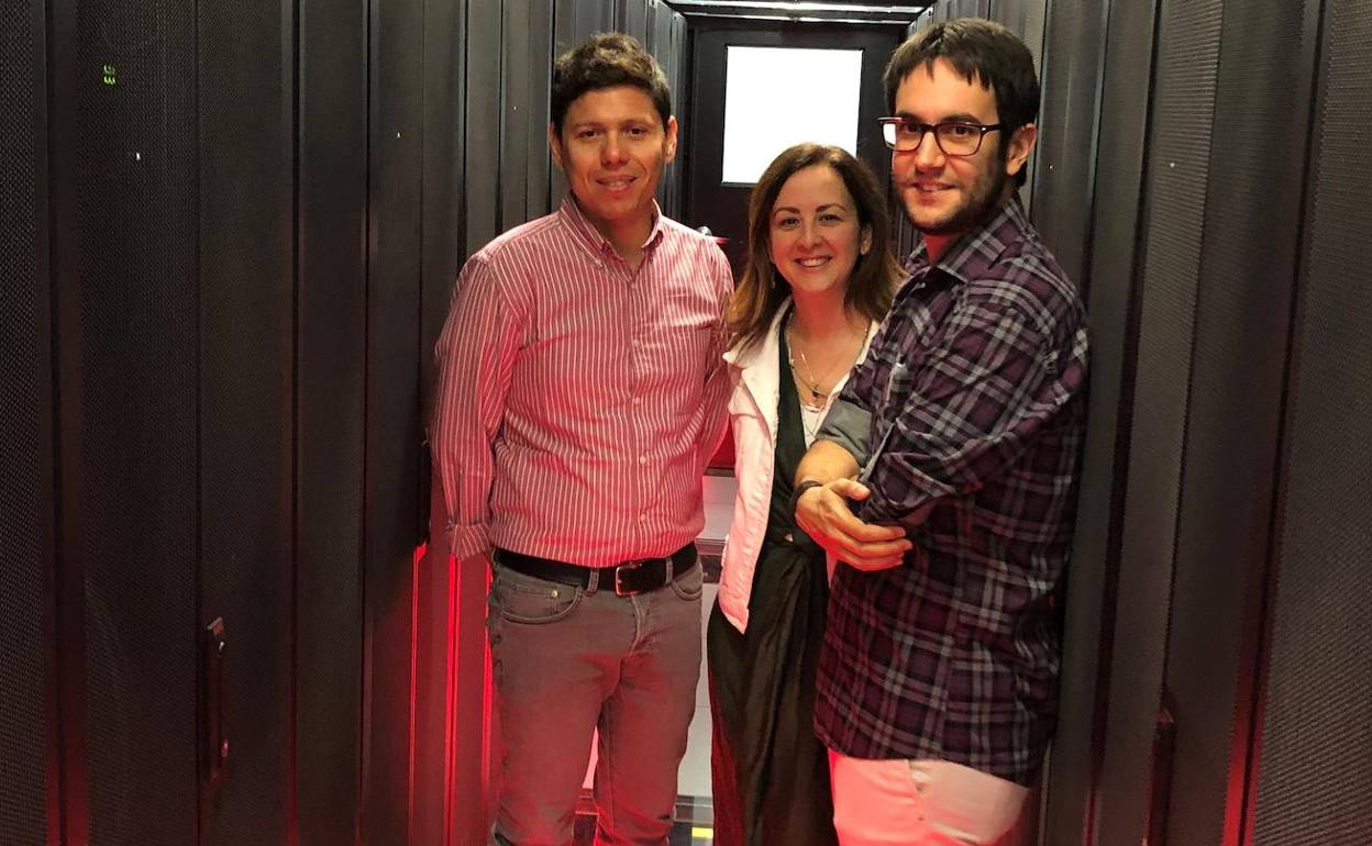 Carlos Arcila, Patricia Sánchez y David Blanco, en el Centro de Supercomputación de Castilla y León. 