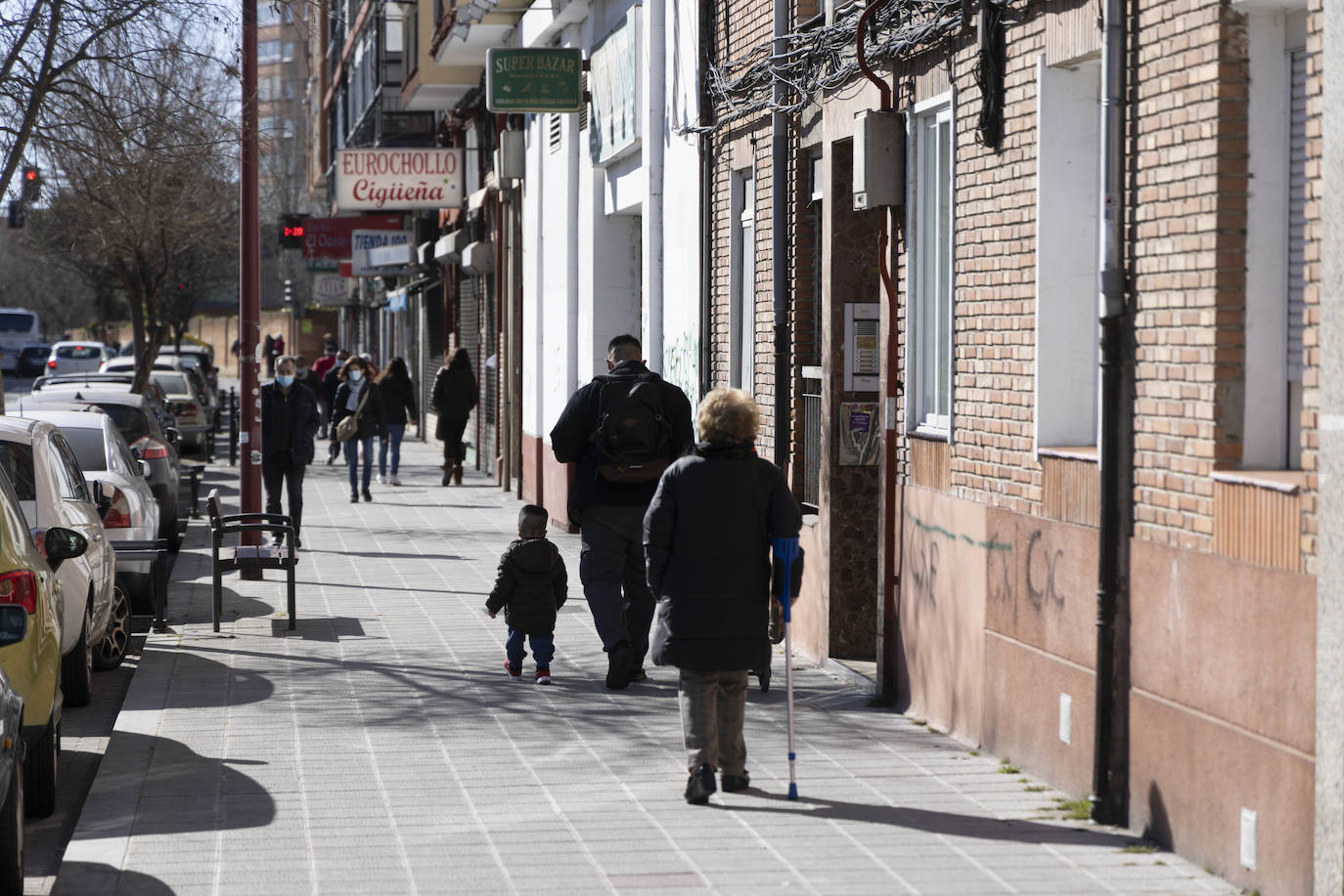 Vecinos de Pajarillos pasean por la calle Cigüeña. 