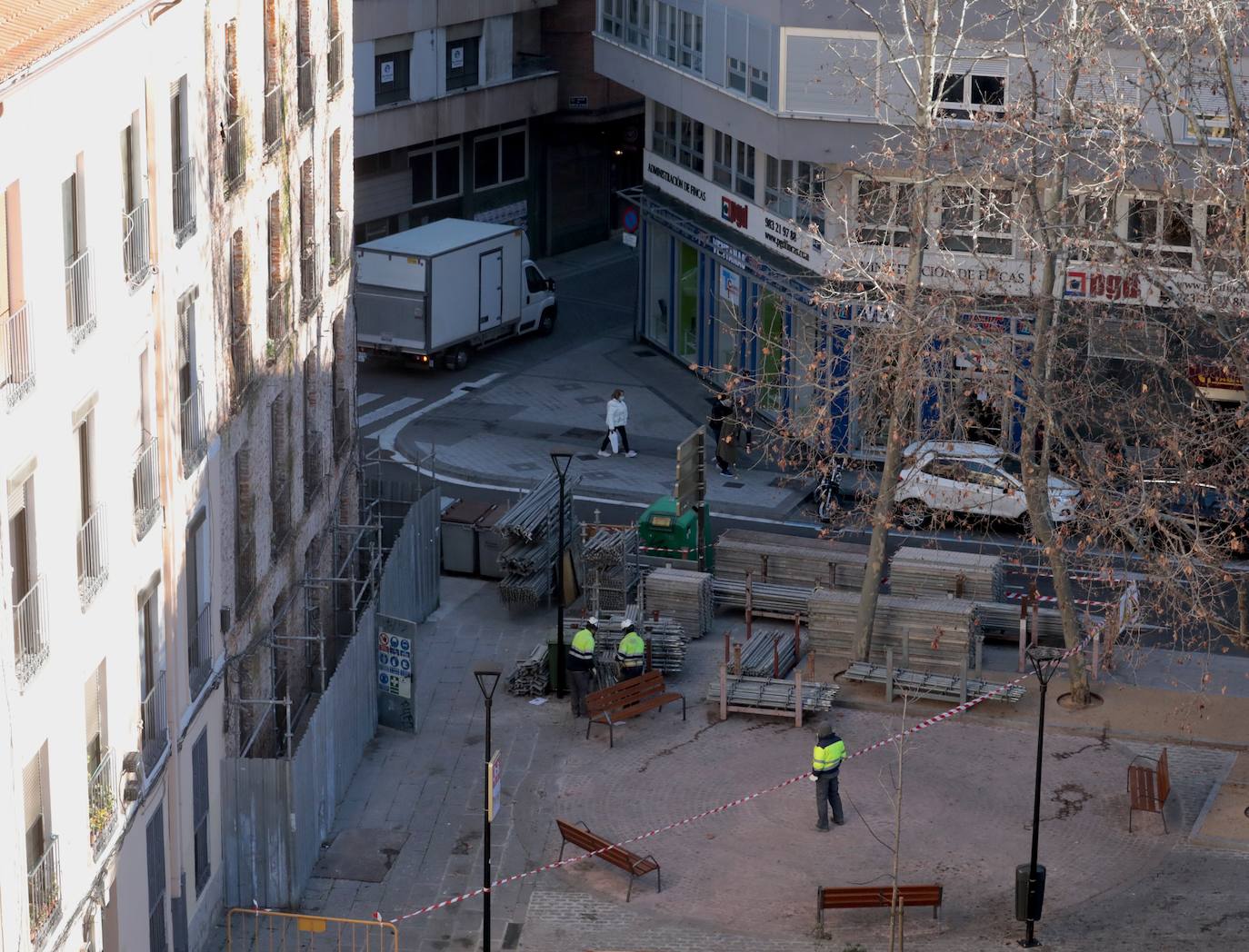 Fotos: Desmontaje de andamios en la Plaza del Caño Argales con Panaderos