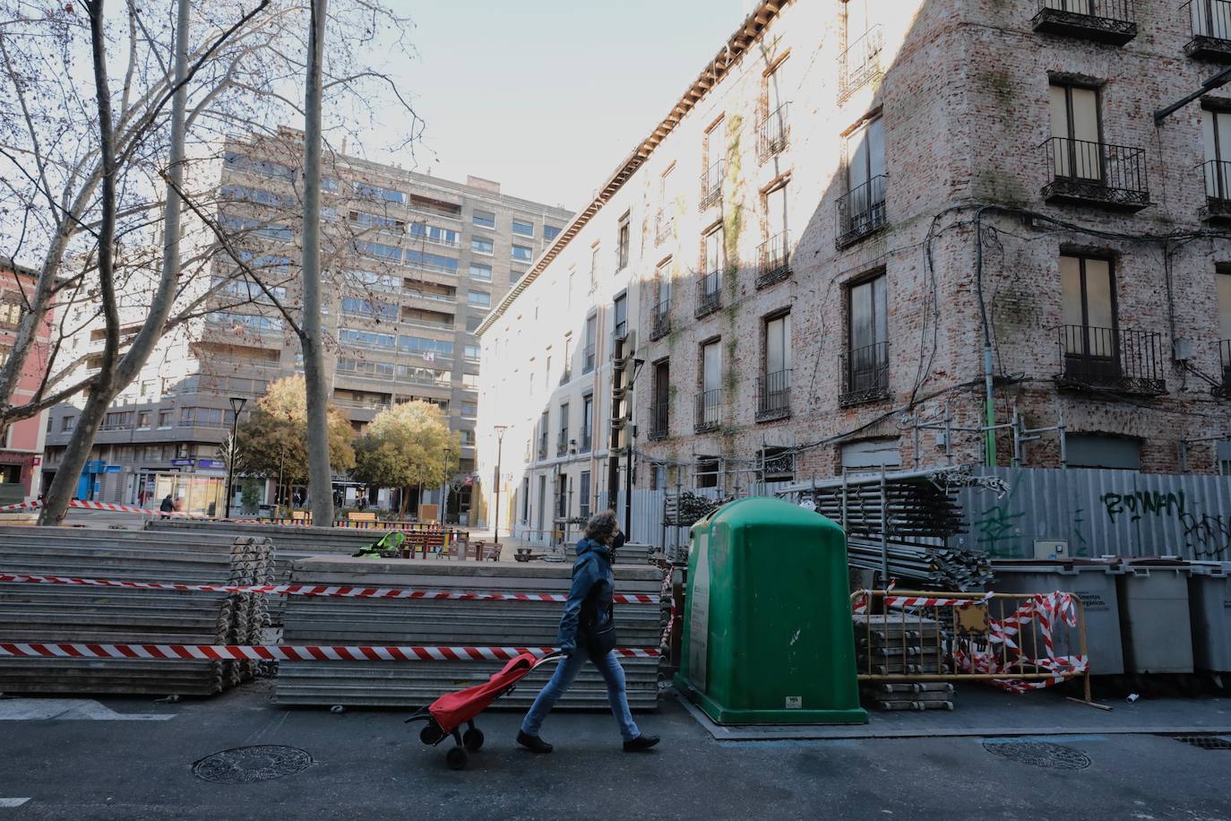 Fotos: Desmontaje de andamios en la Plaza del Caño Argales con Panaderos