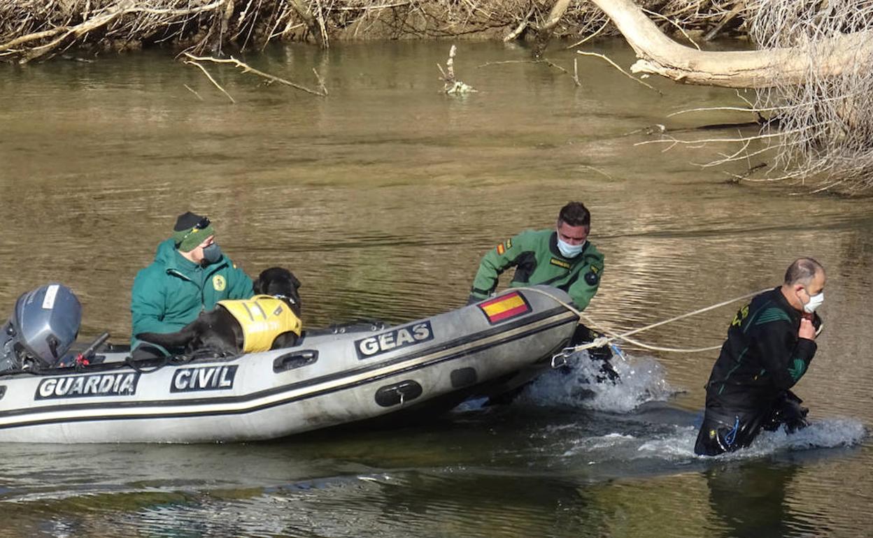 La Guardia Civil rastrea el río en busca de la joven desaparecida. 
