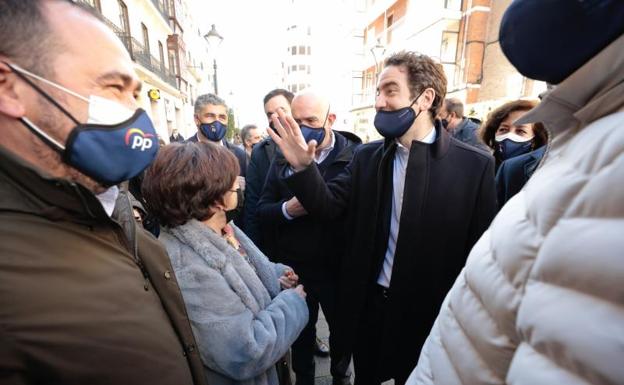 El secretario general del PP, Teodoro García Egea, acompañado del número 1 a las Cortes por Valladolid, Jesús Julio Carnero en la calle Santiago de Valladolid. 