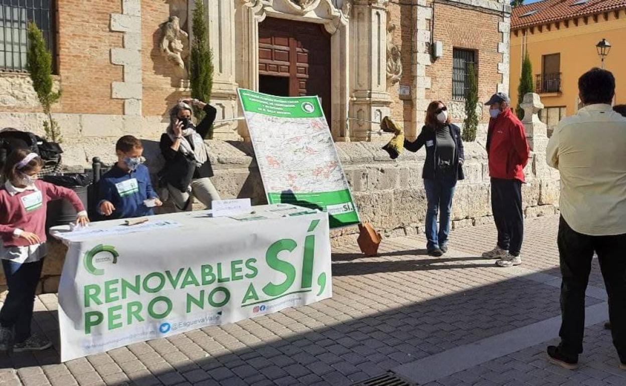 Recogida de firmas ante la iglesia de Renedo de Esgueva. 