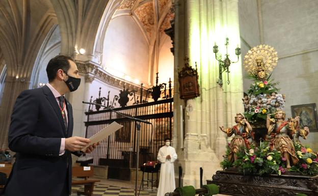 Mario Simón mira a Nuestra Señora de la Calle durante su discurso.