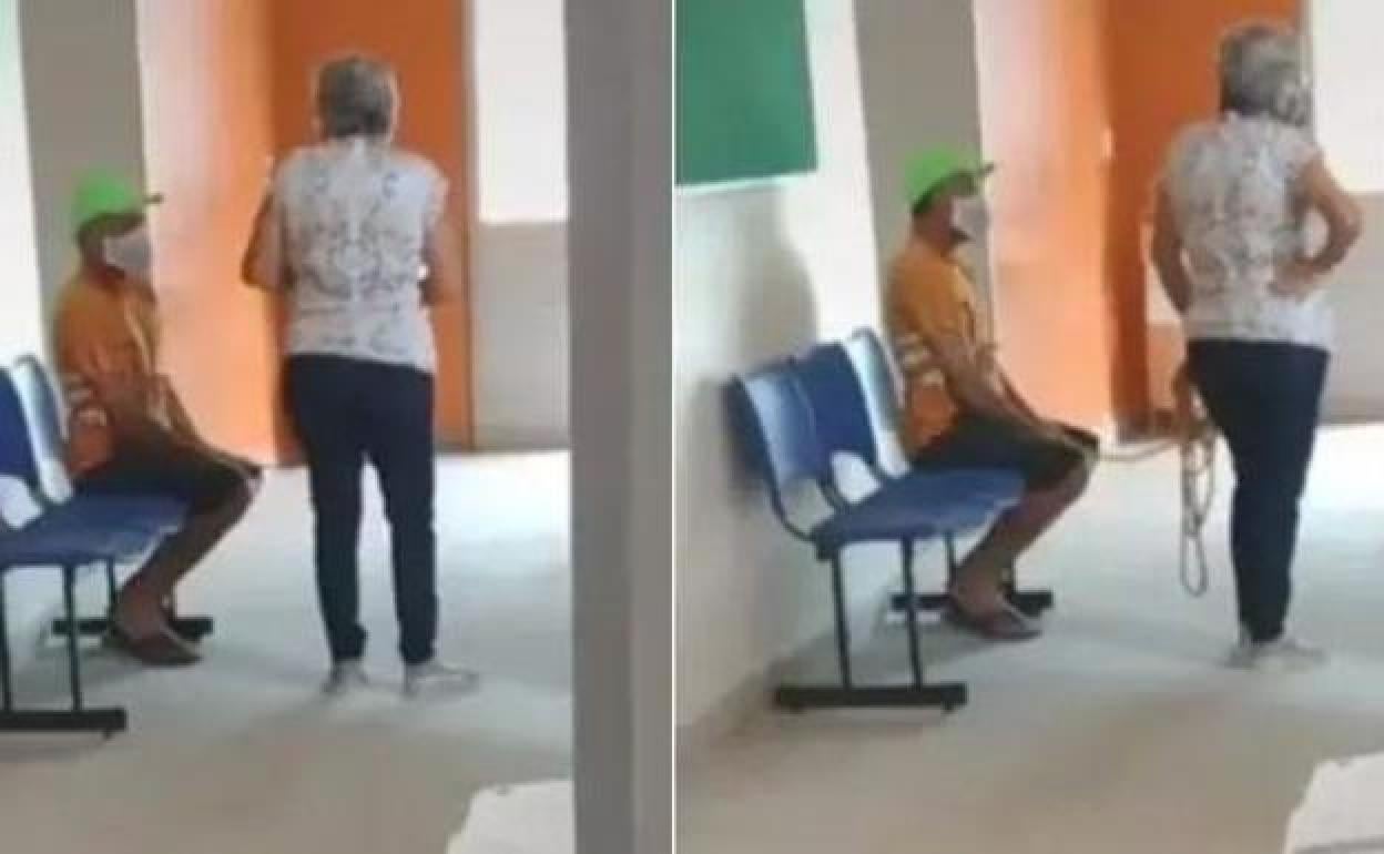 La mujer, con su marido atado en un centro sanitario. 