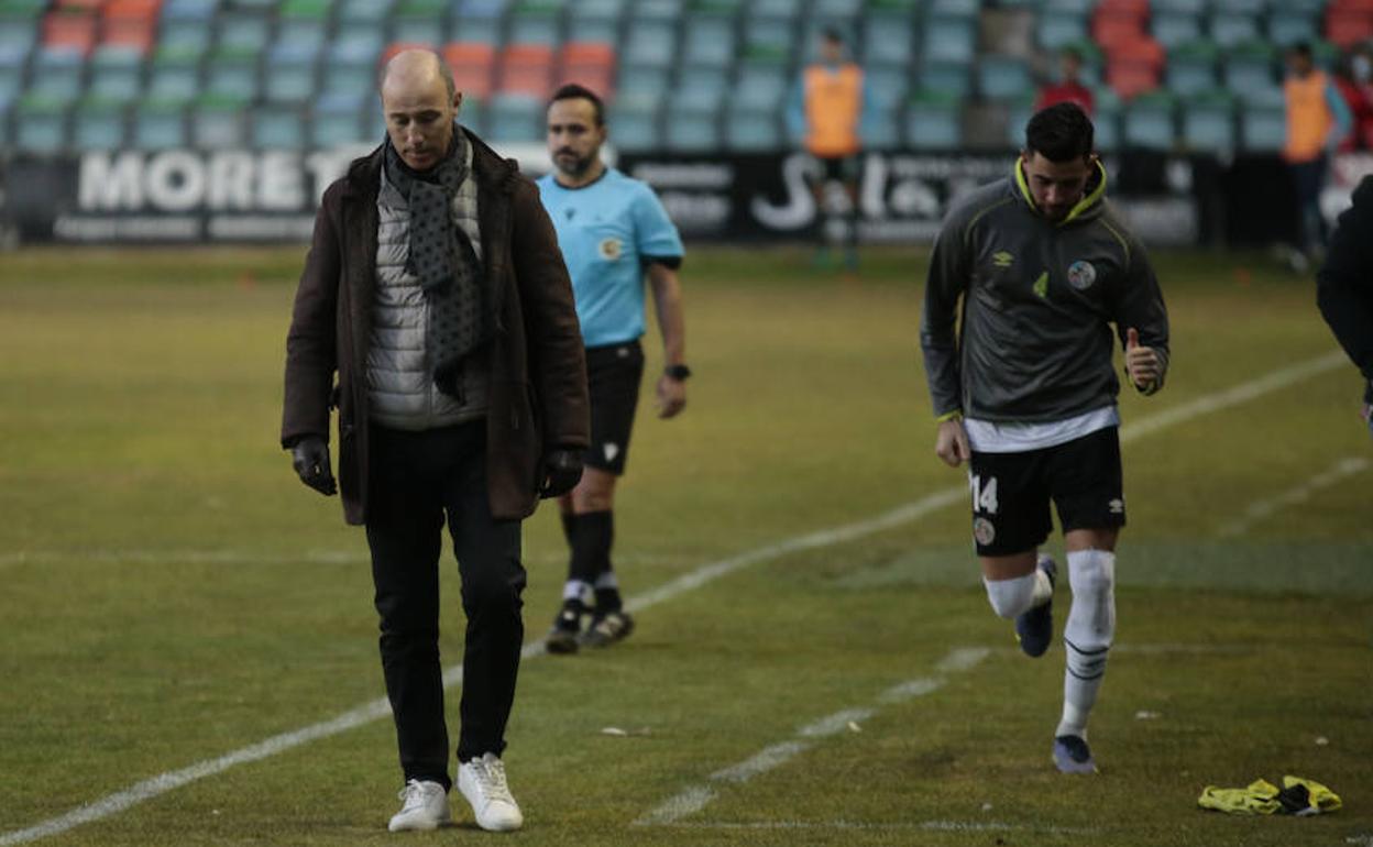 Antonio Calderón pasea por la banda durante el partido ante el Leganés B. 