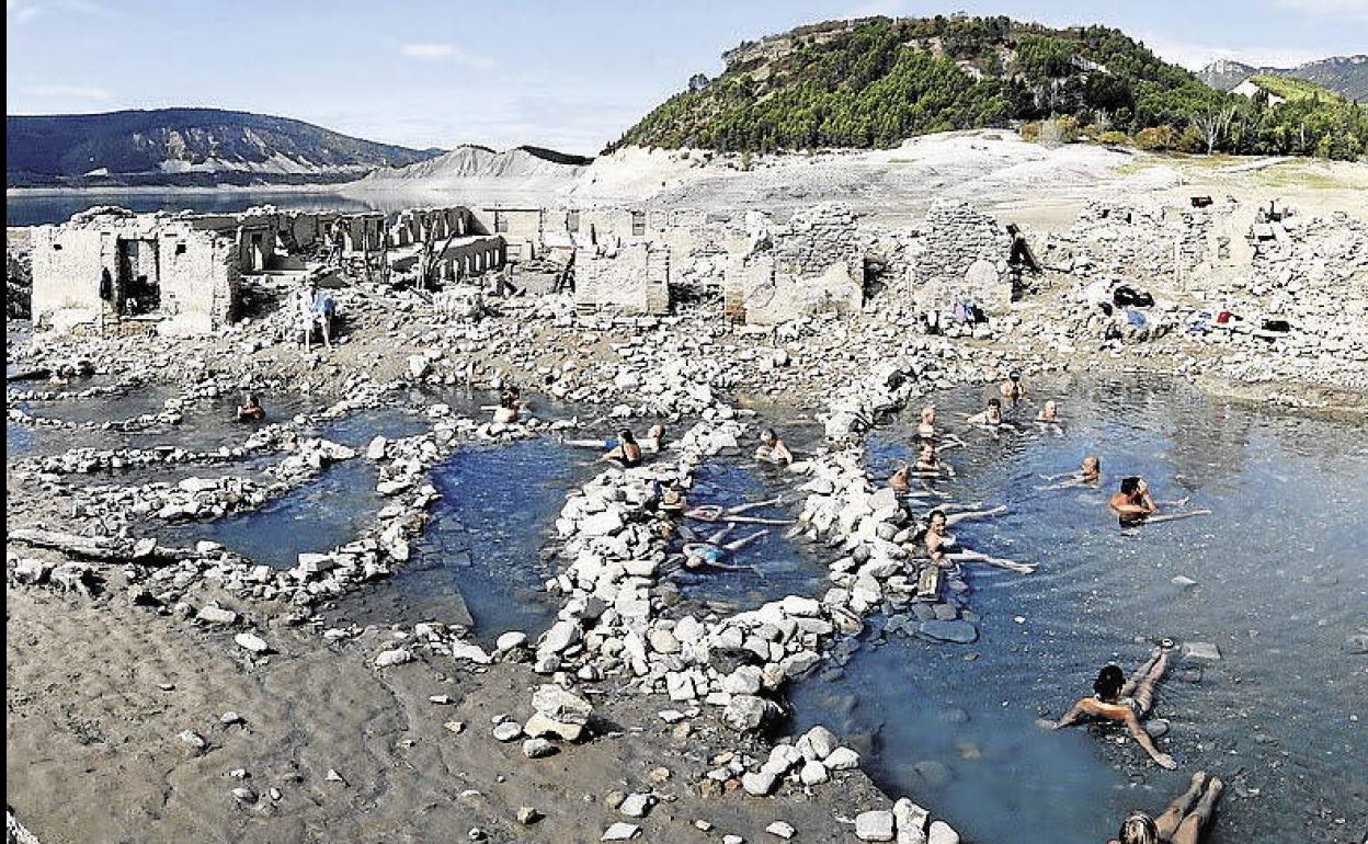 Pantano de Yesa, en Navarra, seco en agosto de 2020. 