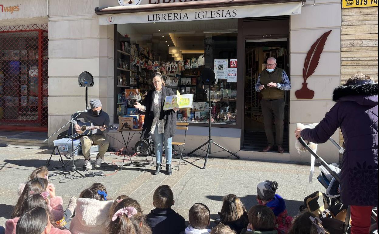 Cuentacuentos ante las puertas de la Librería Iglesias.
