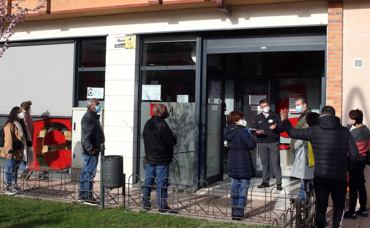 Cola de personas en la puerta de la oficina del Ecyl en la capital segoviana. 