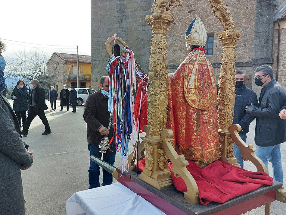 San Blas protege las gargantas de los vecinos de Herguijuela de la Sierra