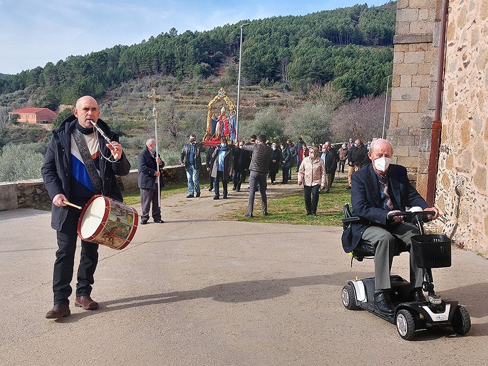 San Blas protege las gargantas de los vecinos de Herguijuela de la Sierra