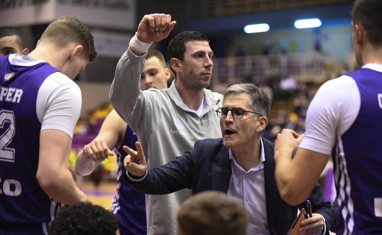 Roberto González da instruciones a sus jugadores. 