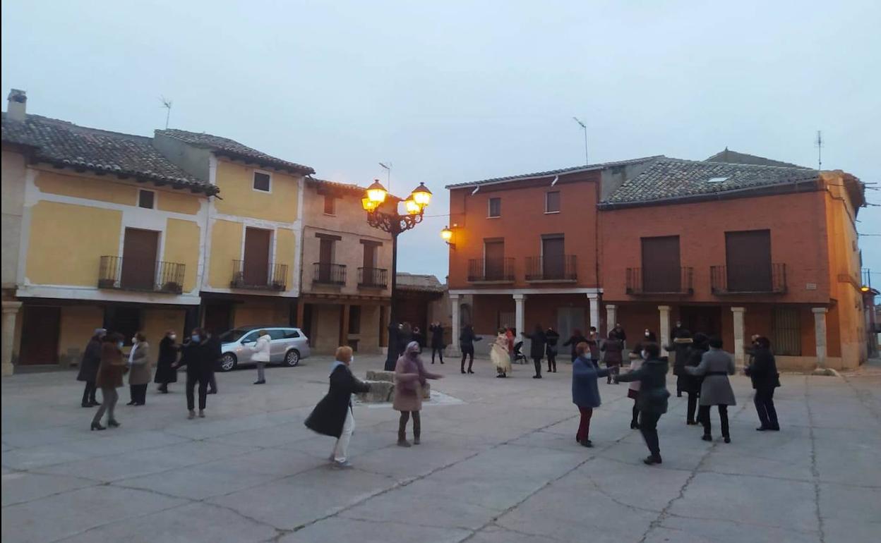 Baile de las águedas, este jueves en la Plaza Mayor de Tiedra. 