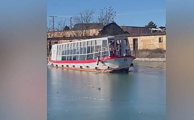 El barco Antonio de Ulloa a su paso por las aguas congeladas del Canal de Castilla