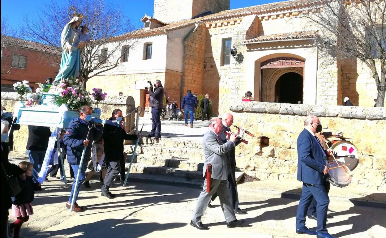 La procesión de la Virgen de las Candelas de Tordehumos a su llegada a la iglesia.