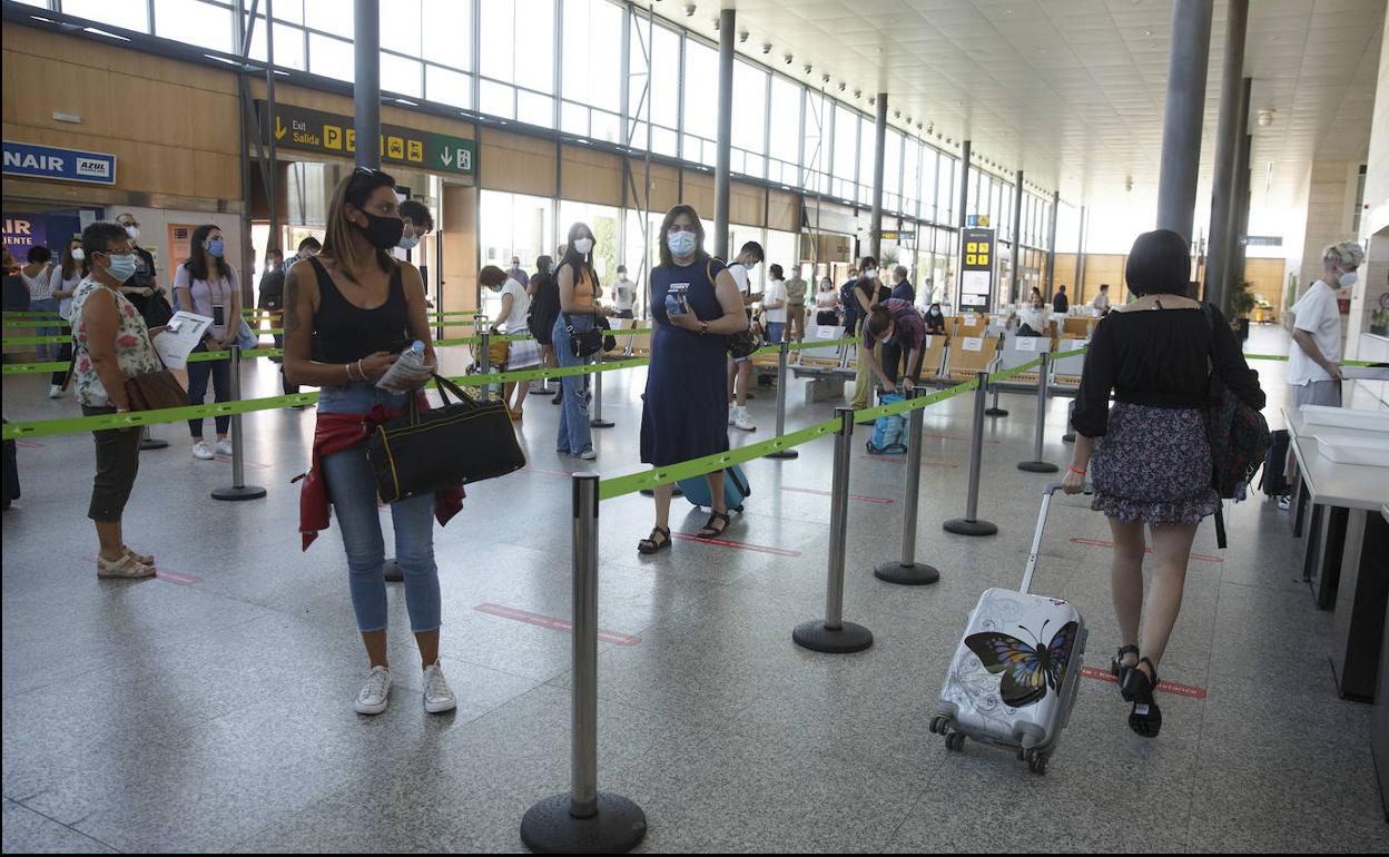 Unos pasajeros esperan para coger un avión en Villanubla. 