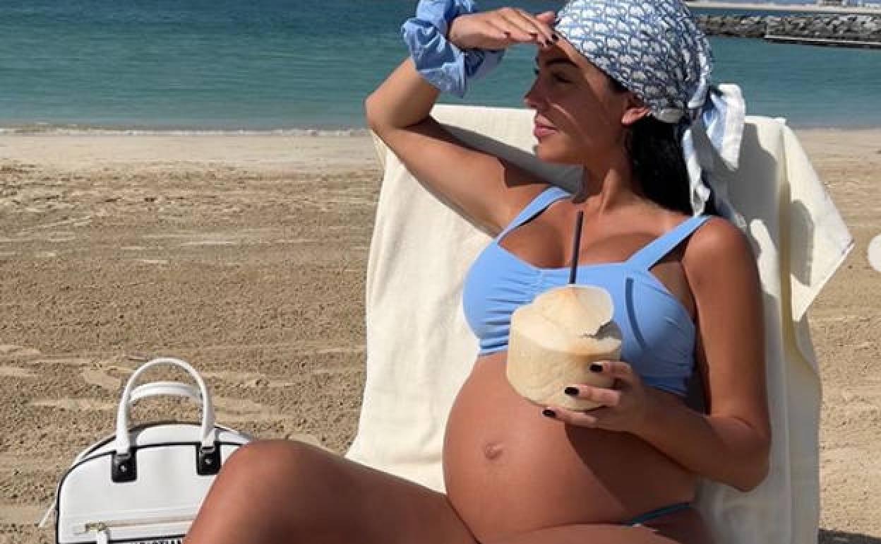 Goergina luciendo embarazdo en las playas de Dubai. 