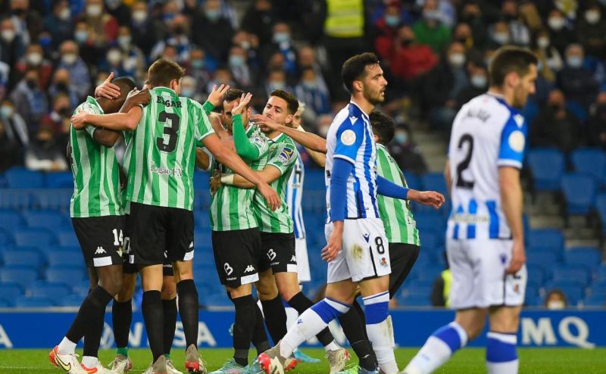 Los jugadores del Betis celebran uno de los dos goles de Juanmi.