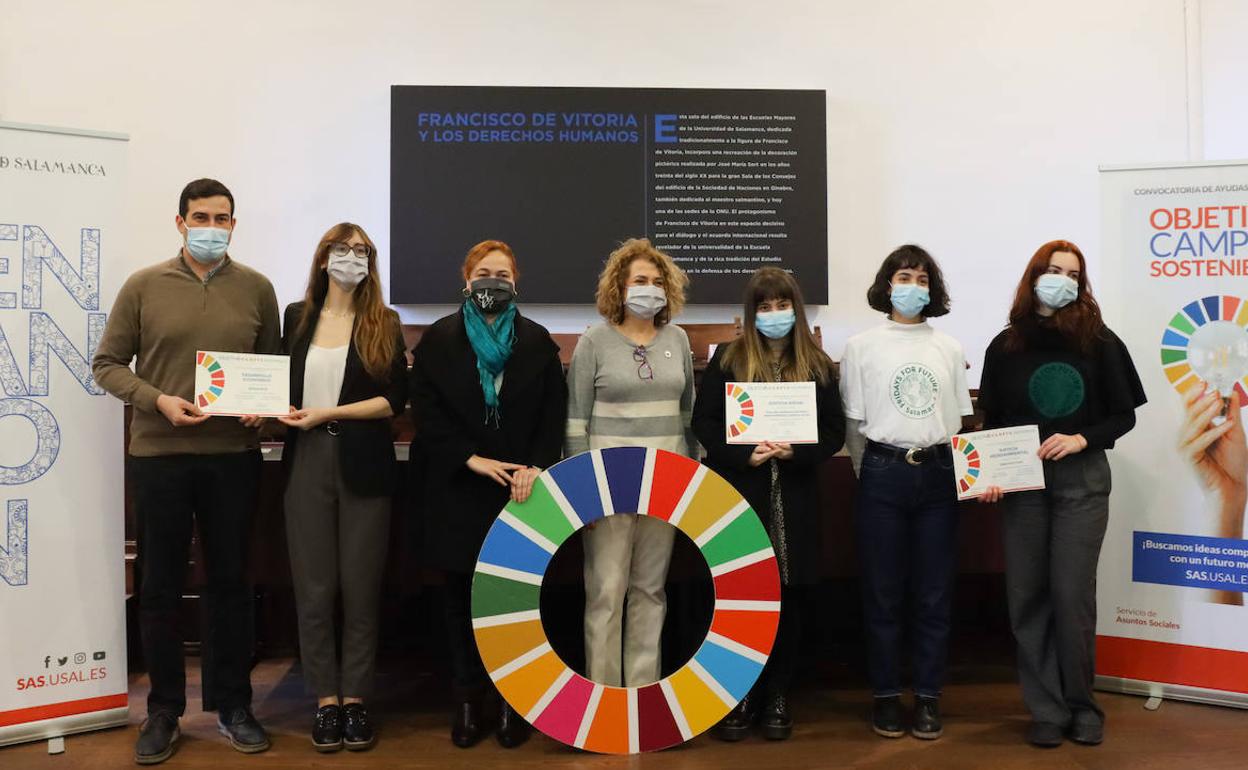 Entrega de los diplomas a los tres proyectos más destacados del año 2021. 