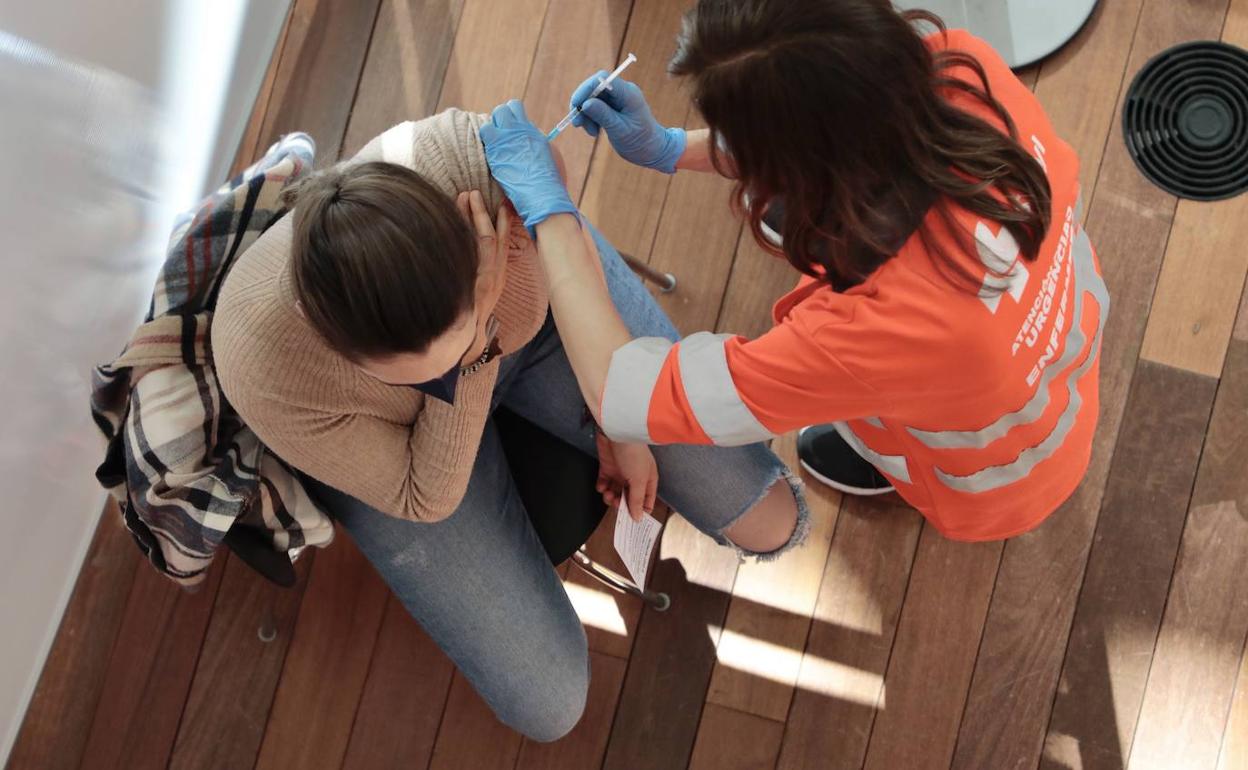 Una joven recibe la vacuna contra el coronavirus en 2021. 