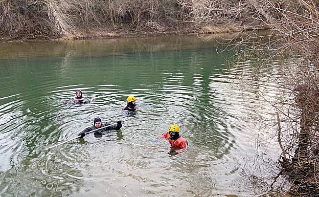 Buzos de Salvamento y Rescate, durante el rastreo por el río de este viernes. 