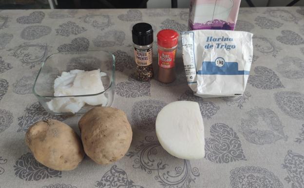 Imagen principal - Ingredientes de la receta, elaboración de la besamel y las patatas ya listas. 