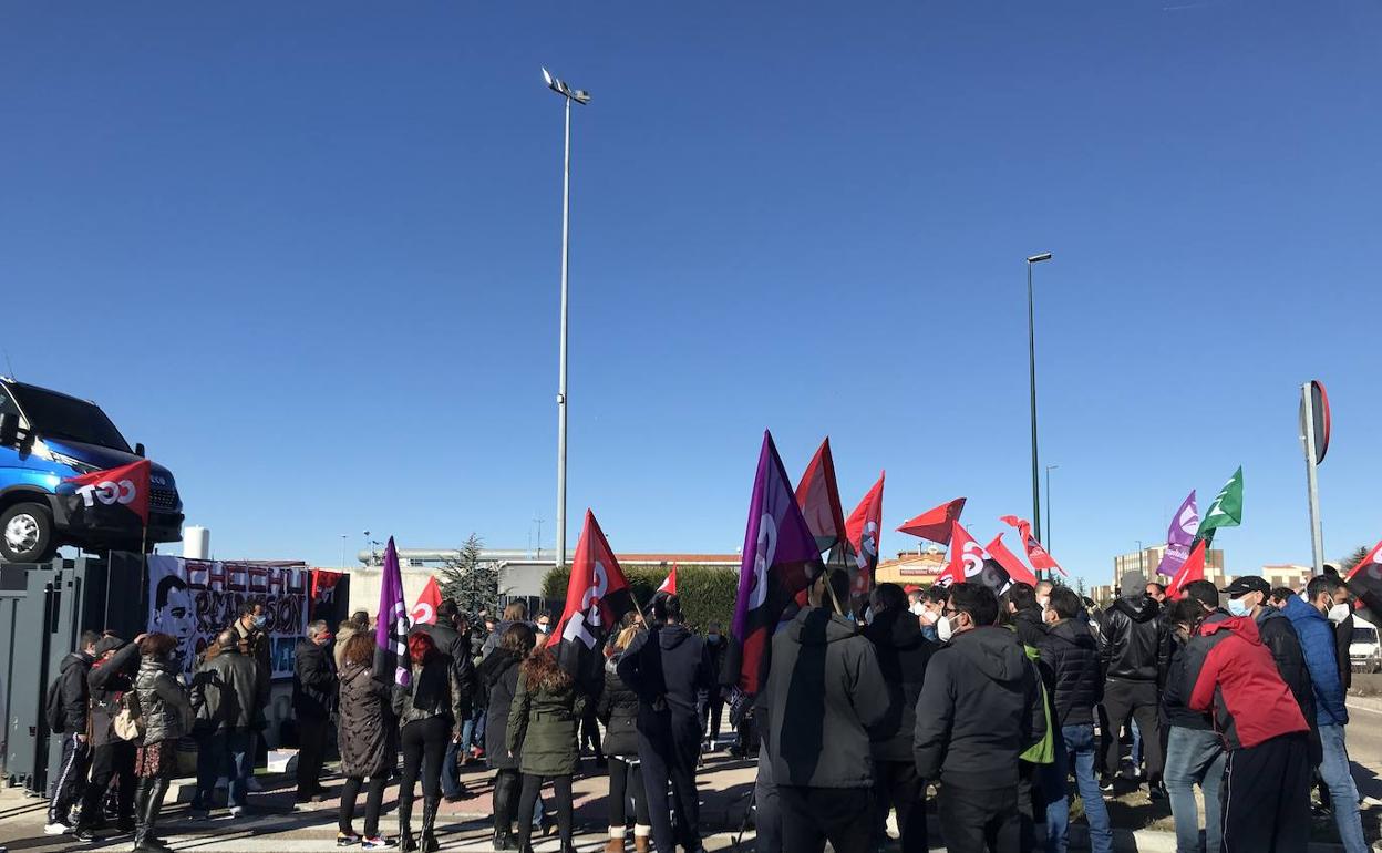 Protesta convocada por CGT el 28 de enero para pedir la readmisión de un despedido en la planta de Valladolid.