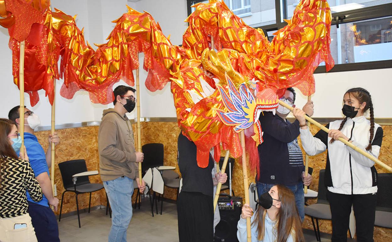 Taller de manejo del drgaón chino, una de las actividades llevadas a cabo en Carbajosa. 