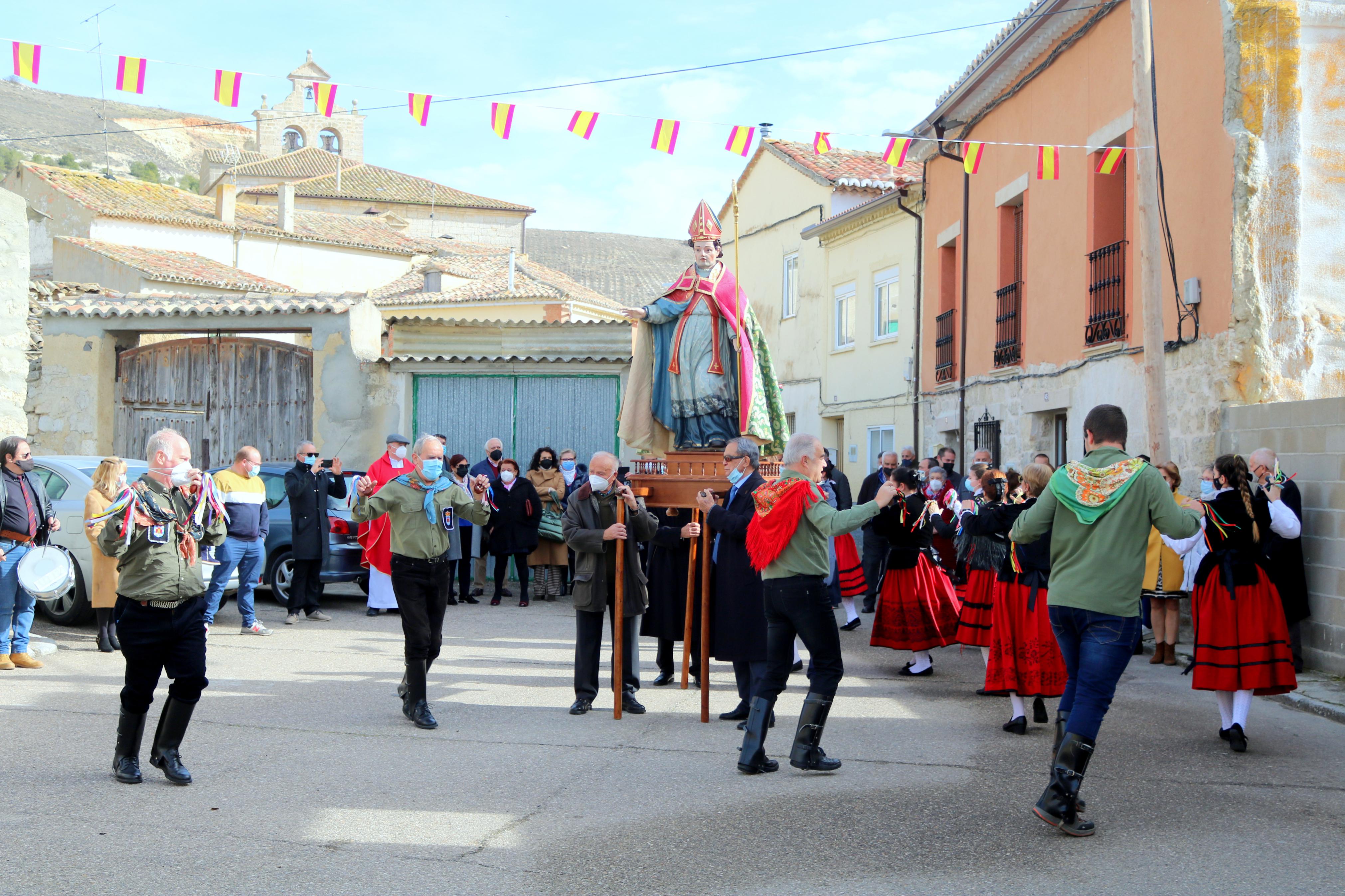 Los danzantes bailaron en honor a San Blas durante la procesión 