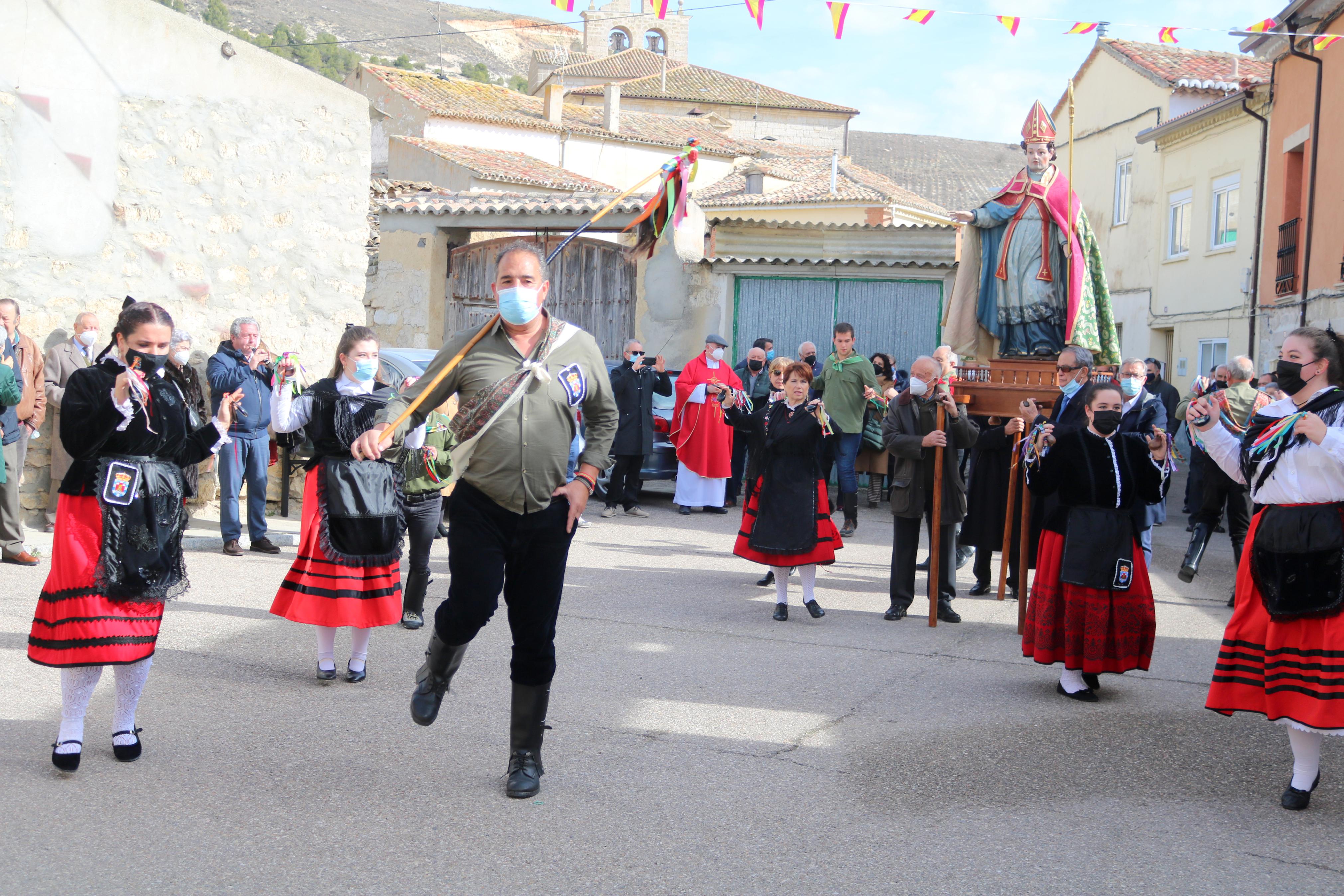 Los danzantes bailaron en honor a San Blas durante la procesión 